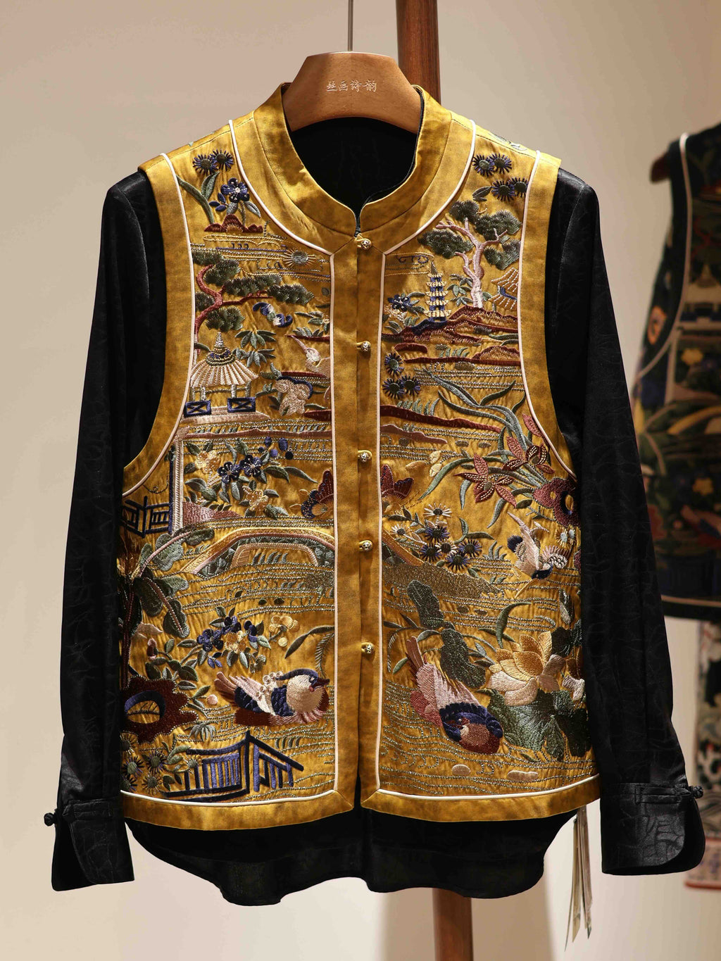 Embroidery of the West Lake, Xiangyunsha Silk Vest